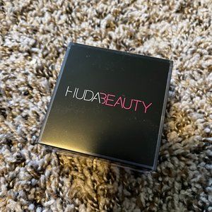 Huda Beauty Cherry Blossom  Easy Bake Loose Baking & Setting Powder - Like New